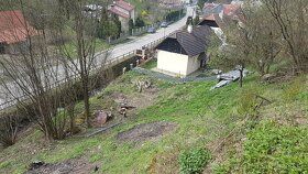 Predám pozemok v intraviláne obce Vyhne o výmere 1104m2. Na 