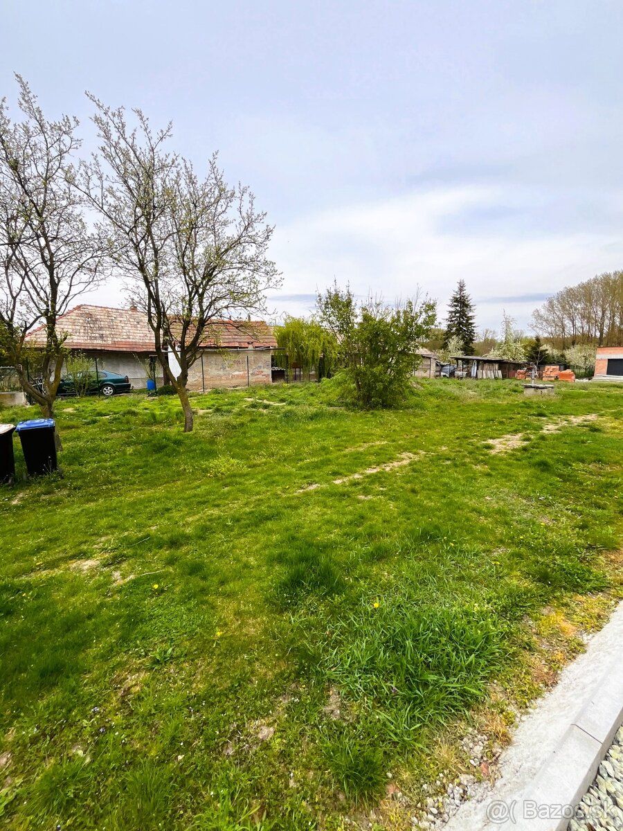 Ponúkam Vám na predaj slnečný, rovinatý a široký stavebný po