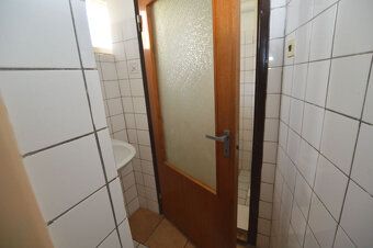 Ponúkam na predaj v centre obce Veľké Blahovo budovu pre obc