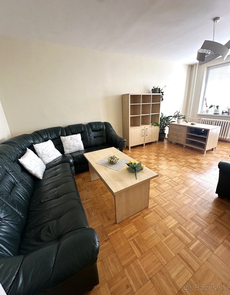 Predám 3-izbový byt s rozlohou 72m2 na Mlynskej ulici. Byt j