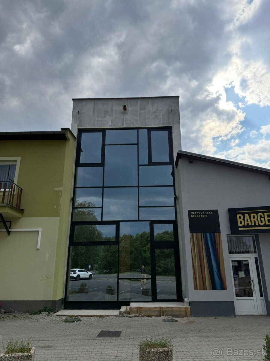 Ponúkame na prenájom výnimočný viacúčelový priestor s rozloh