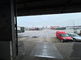 Dobrý deň,
ponúkam na prenájom sklad o rozlohe 1100m2 (100x1