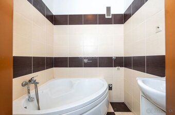 4 izbový byt na predaj Plocha bytu: 64 m² Kompletná rekonštr