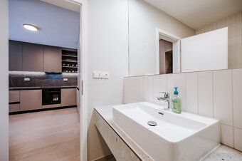 Ponúkame na prenájom 2 izbový byt s loggiou, garážovým státí