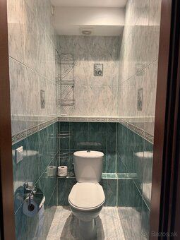 Rozloha: 96,5 m² (komfort rodinného domu) Poschodie: 1/8 Pre