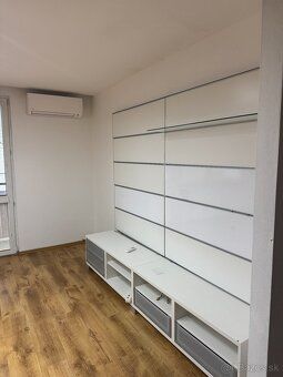 Rozloha: 96,5 m² (komfort rodinného domu) Poschodie: 1/8 Pre