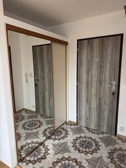 Rozloha: 96,5 m² (komfort rodinného domu) Poschodie: 1/8 Pre