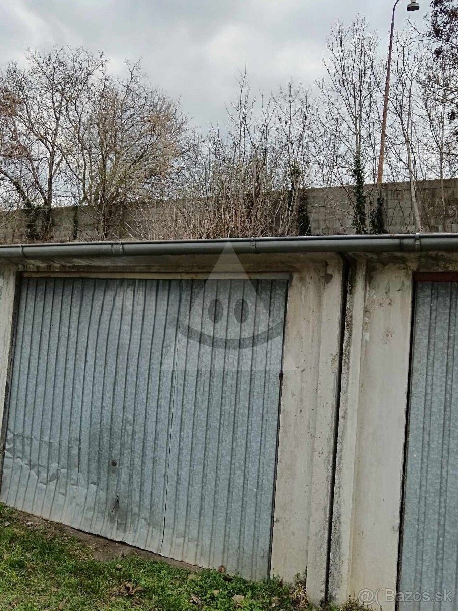 Ponúkame Vám na predaj garáž na ul. Selyeho v Komárne. Je v 