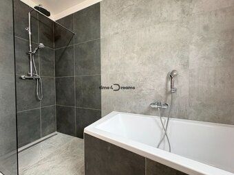 Zastavaná plocha: 152.43m² Obytná plocha: 135.72m² Celková r