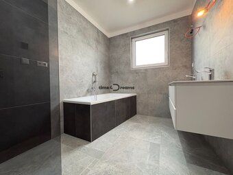 Zastavaná plocha: 152.43m² Obytná plocha: 135.72m² Celková r