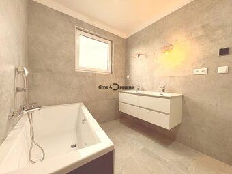 Zastavaná plocha: 152.43m² Obytná plocha: 135.72m² Celková r