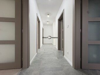 Zastavaná plocha: 152.43m² Obytná plocha: 135.72m² Celková r