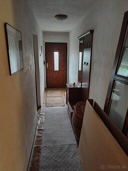 Ponúkame na predaj rodinný dom postavený na rovinatom a slne
