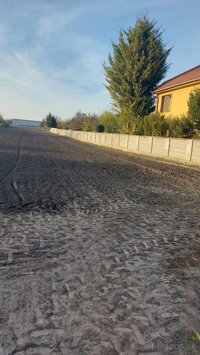S poverením majiteľky 2 pozemkov predáme pozemky v tvare obd