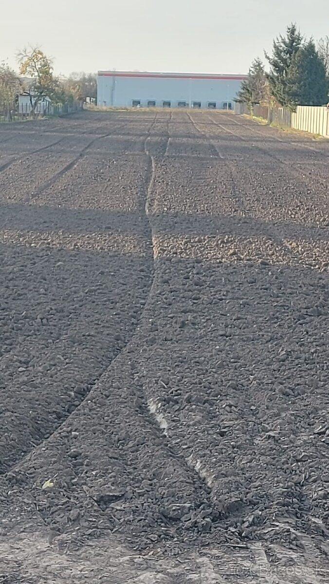 S poverením majiteľky 2 pozemkov predáme pozemky v tvare obd