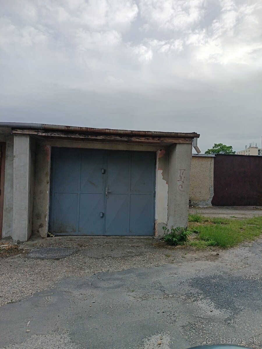 Ponúkam na predaj garáž pri parku v Galante. Garáž má elektr
