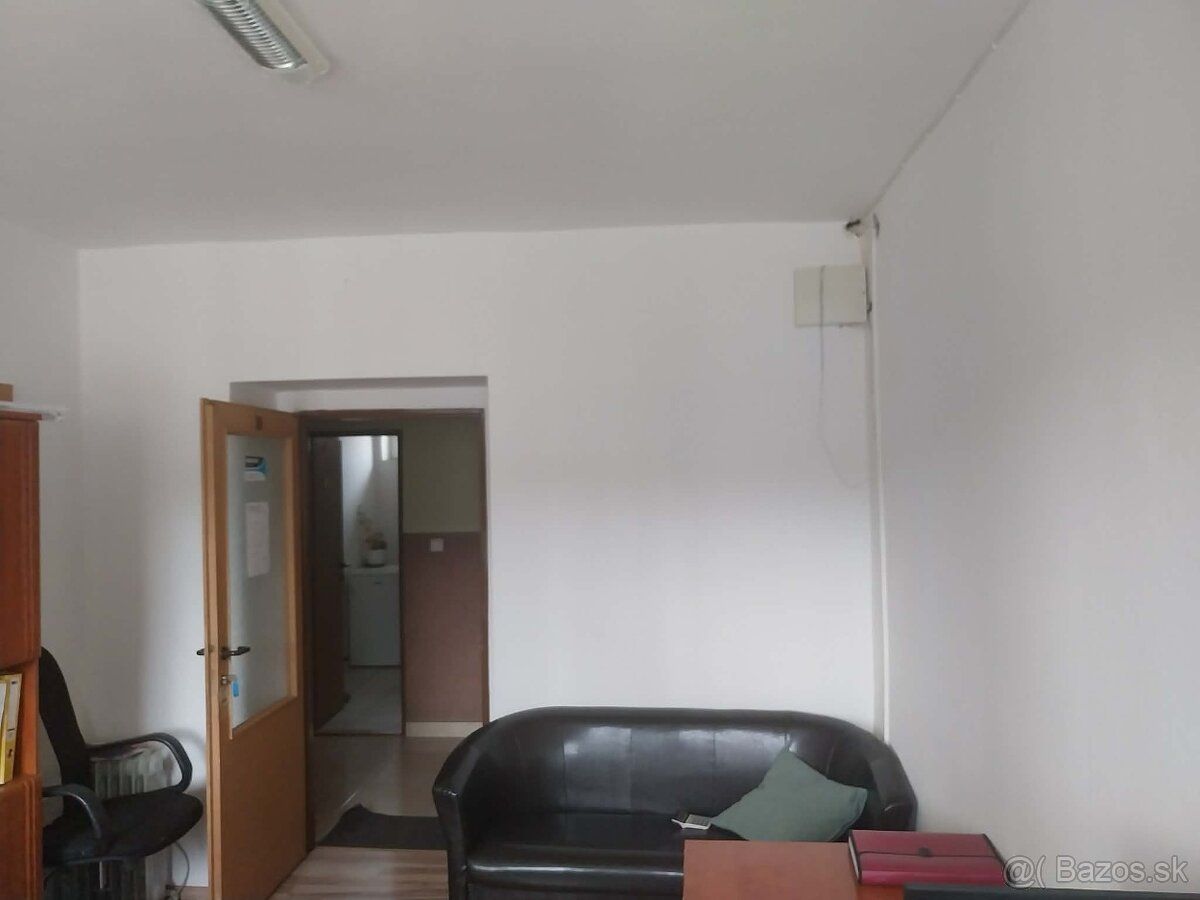 Ponúkame na prenájom kancelársky priestor o výmere 13,5 m² n