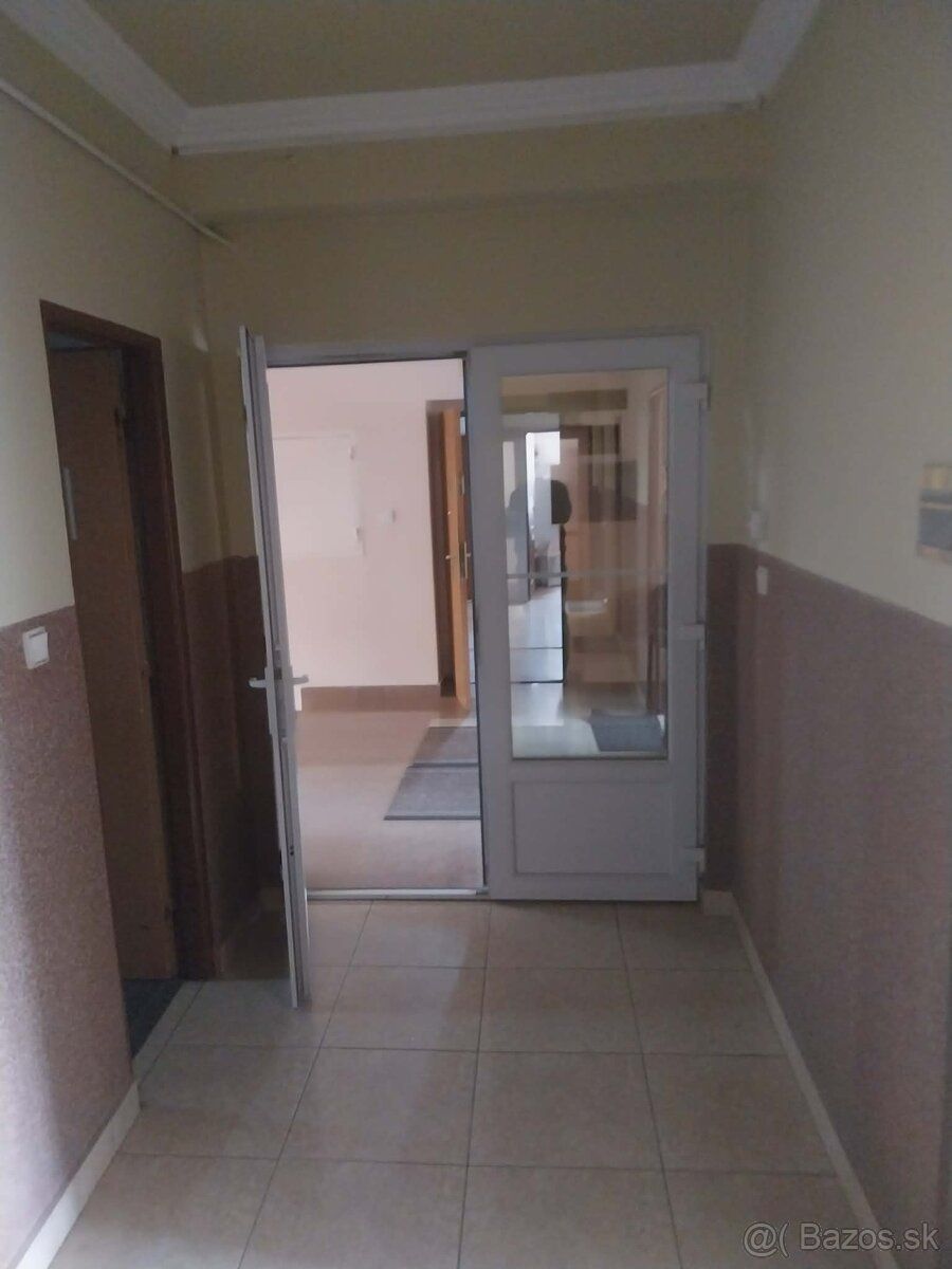 Ponúkame na prenájom kancelársky priestor o výmere 13,5 m² n