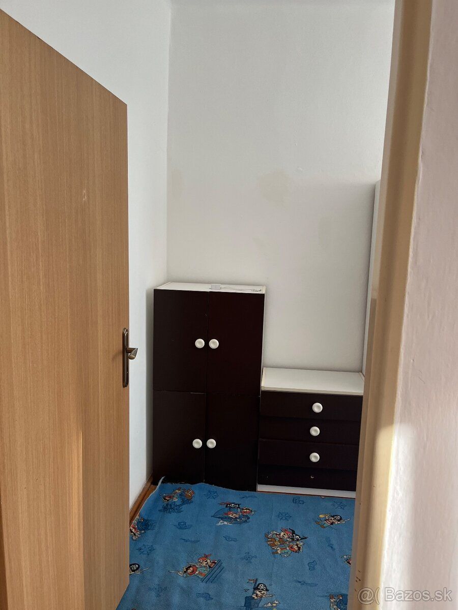 Prenájom troj izbového tehlového bytu s balkónomv Krupine je
