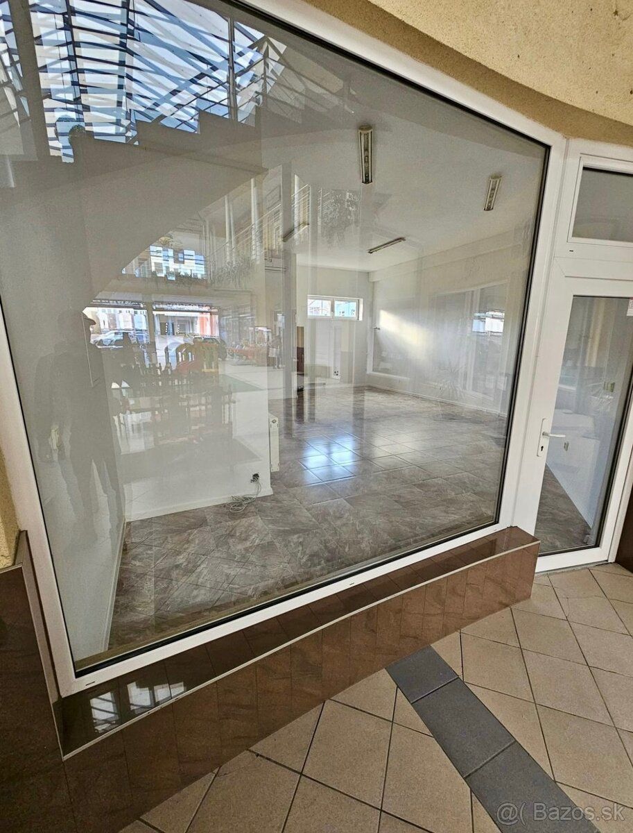 Priestor na prenájom o výmere 51,5 m², priestor sa nachádza 
