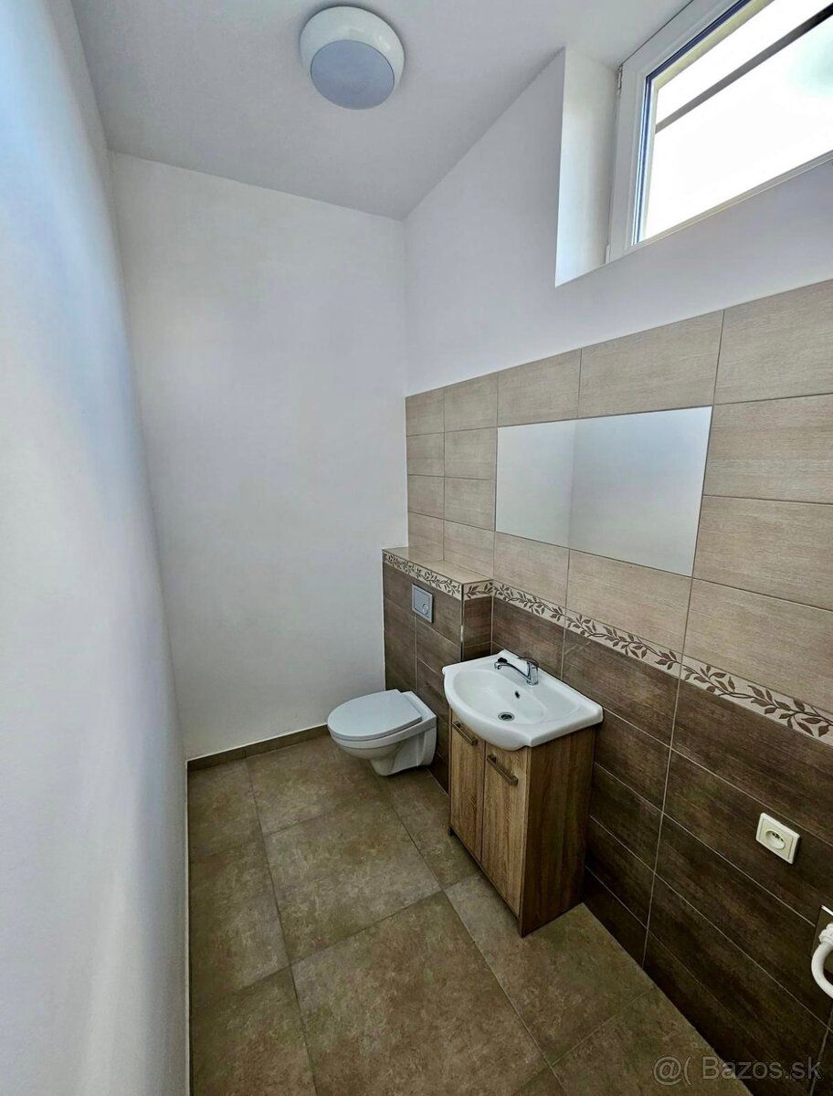 Priestor na prenájom o výmere 51,5 m², priestor sa nachádza 
