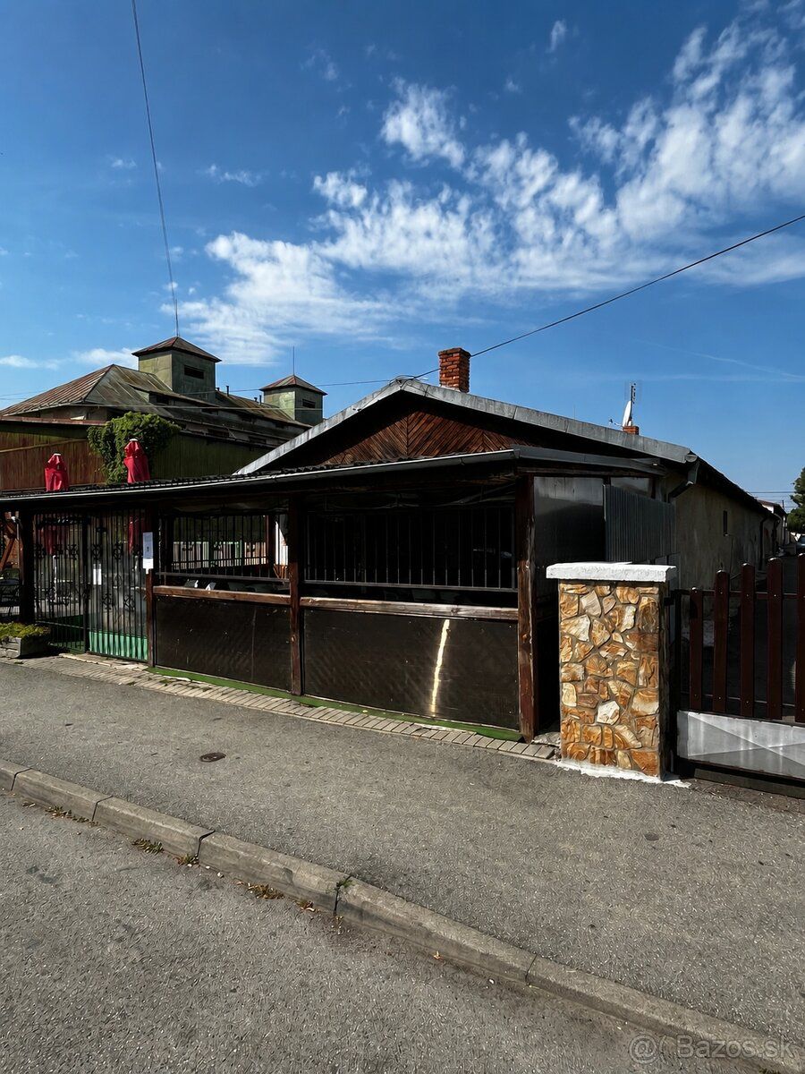 Ponúkame na predaj komerčnú budovu - bývalú pizzeriu v meste