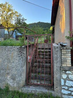 Ponúkam na predaj vinicu aj s rozostavanou chatkou v obci Hr