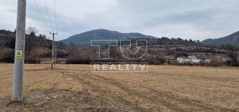 Slnečný pozemok s celkovou rozlohou 2305m2 v obci Prečin v č