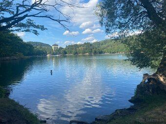 Pozemok s výmerou 559m2 sa nachádza v pokojnej a menej zaľud