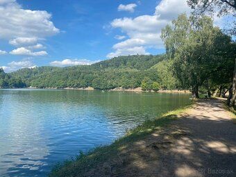 Pozemok s výmerou 559m2 sa nachádza v pokojnej a menej zaľud