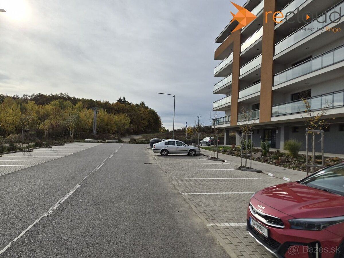 Ponúkame na predaj nehnuteľnosť - parkovacie miesto, na ulic
