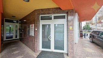 Ponúkame na prenájom reprezentatívne obchodné - kancelárske 