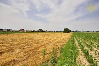 VŠEOBECNE: Lokalita: pozemok je v tesnej blízkosti intravilá