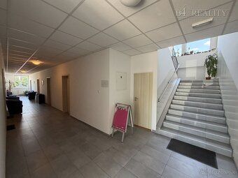 Ponúkame Vám na prenájom kanceláriu s výmerou 23,5 m2 na prí