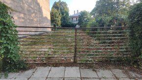 Pozemok sa nachádza na Beethovenovej ulici v parku v centre 