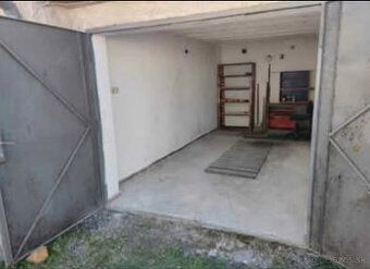 Ponúkam na predaj priestrannú garáž v uzatvorenom areáli s v