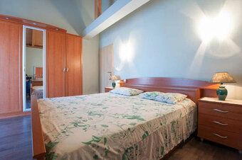 Typ: Rodinný dom Obec: Sukošan
Na predaj – Dom s 3 apartmánm