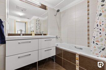 Ponúkame na predaj veľkorysý 2,5-izbový apartmán s výbornou 