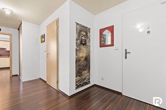 Ponúkame na predaj veľkorysý 2,5-izbový apartmán s výbornou 