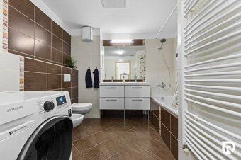 Ponúkame na predaj veľkorysý 2,5-izbový apartmán s výbornou 