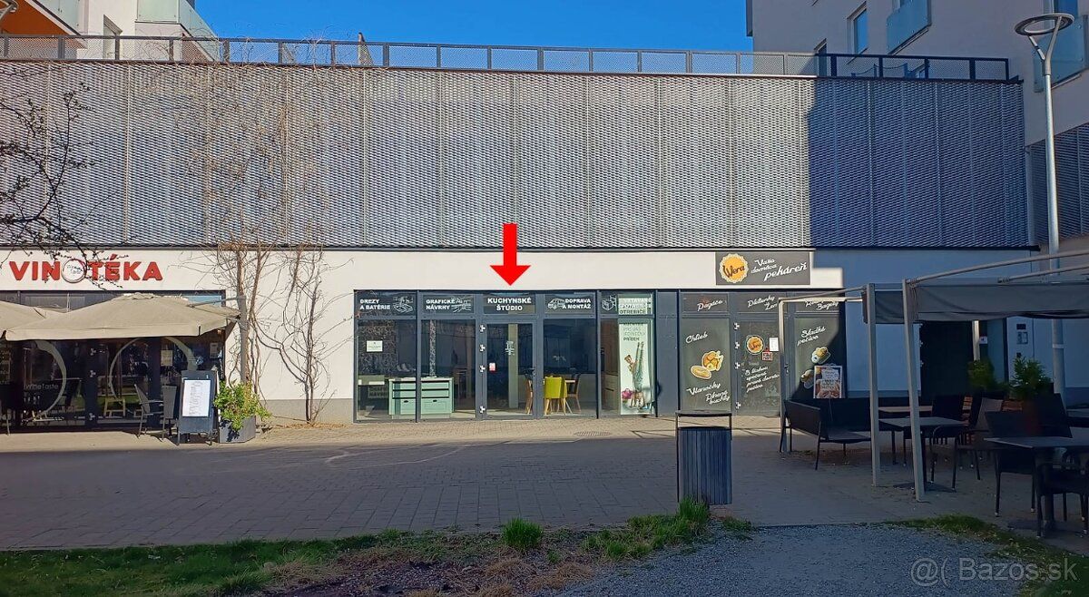 Voľný obchodný priestor na prenájom o výmere 90 m2.
Obchodný