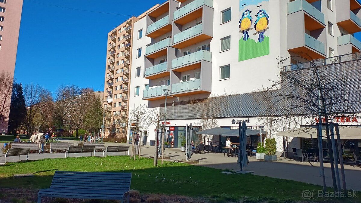 Voľný obchodný priestor na prenájom o výmere 90 m2.
Obchodný