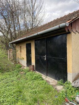 Ponúkame na predaj rodinný dom s garážou v obci Jasov. Dom j