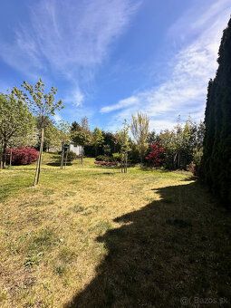 Pokiaľ hľadáte hotový stavebný pozemok a rovno aj s stavebný