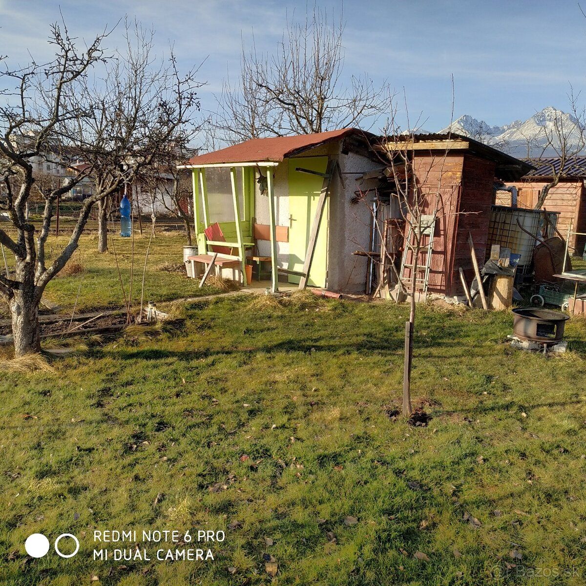 Predam zahradku vo svite 300 m2 s malou murovanou chatkou , 