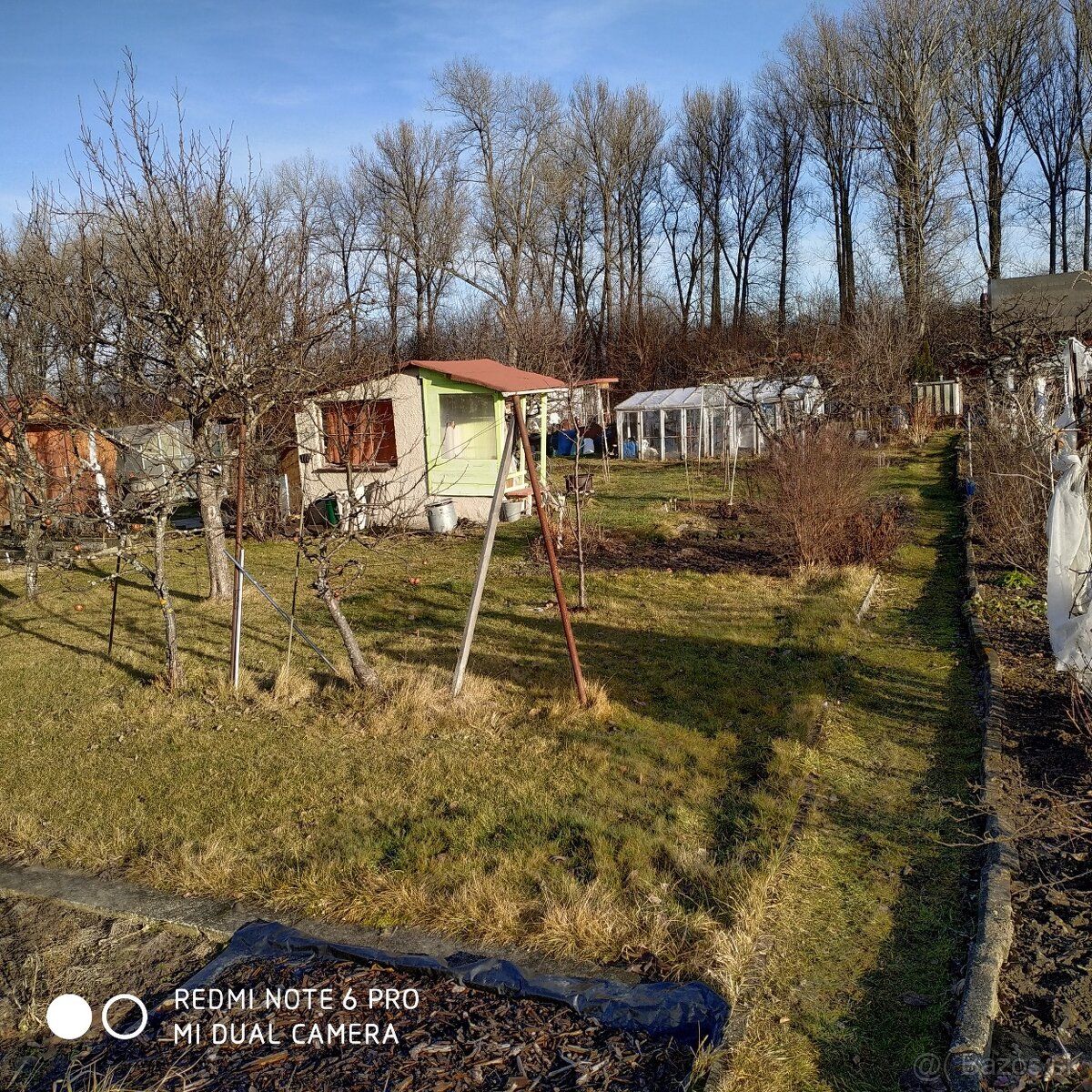 Predam zahradku vo svite 300 m2 s malou murovanou chatkou , 
