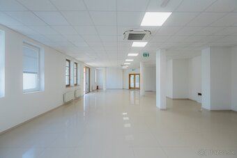 Ponúkame na prenájom atraktívny obchodný priestor v apartmán