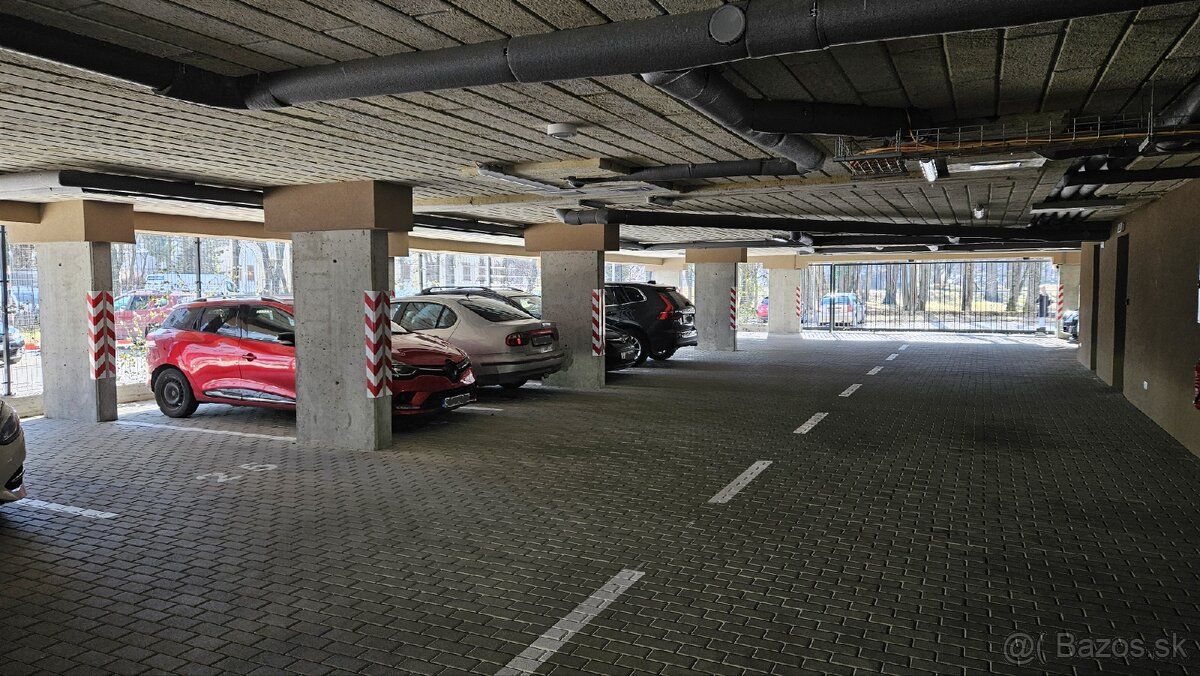 Ponúkam na prenájom garážové parkovacie miesto v bytovom dom