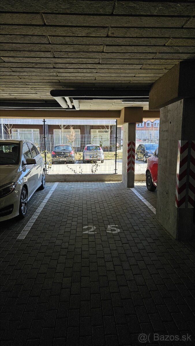 Ponúkam na prenájom garážové parkovacie miesto v bytovom dom