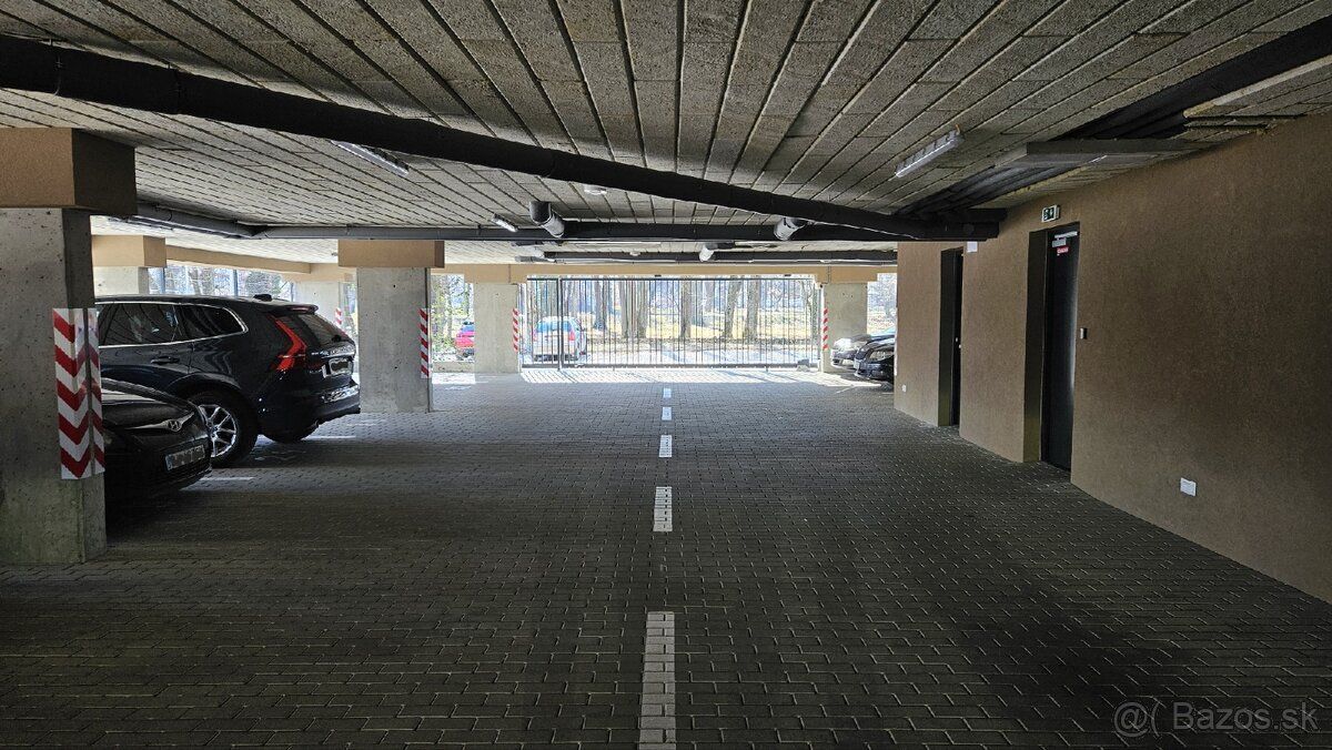 Ponúkam na prenájom garážové parkovacie miesto v bytovom dom